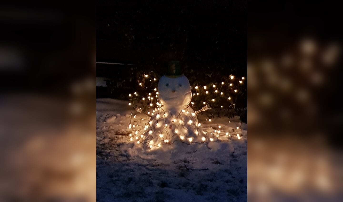 Jeroen van der Voort ging samen met zijn vrouw Hope en dochter Alexis aan de slag, en daar was sneeuwpop Olaf. "Deze sneeuwpop is een echte nachtbraker. Met zijn lichtgevende cape gaat hij normaal gesproken naar alle ijsfeesten toe. Helaas moet hij nu in de tuin blijven. Gelukkig kunnen wij zo langer van hem genieten."