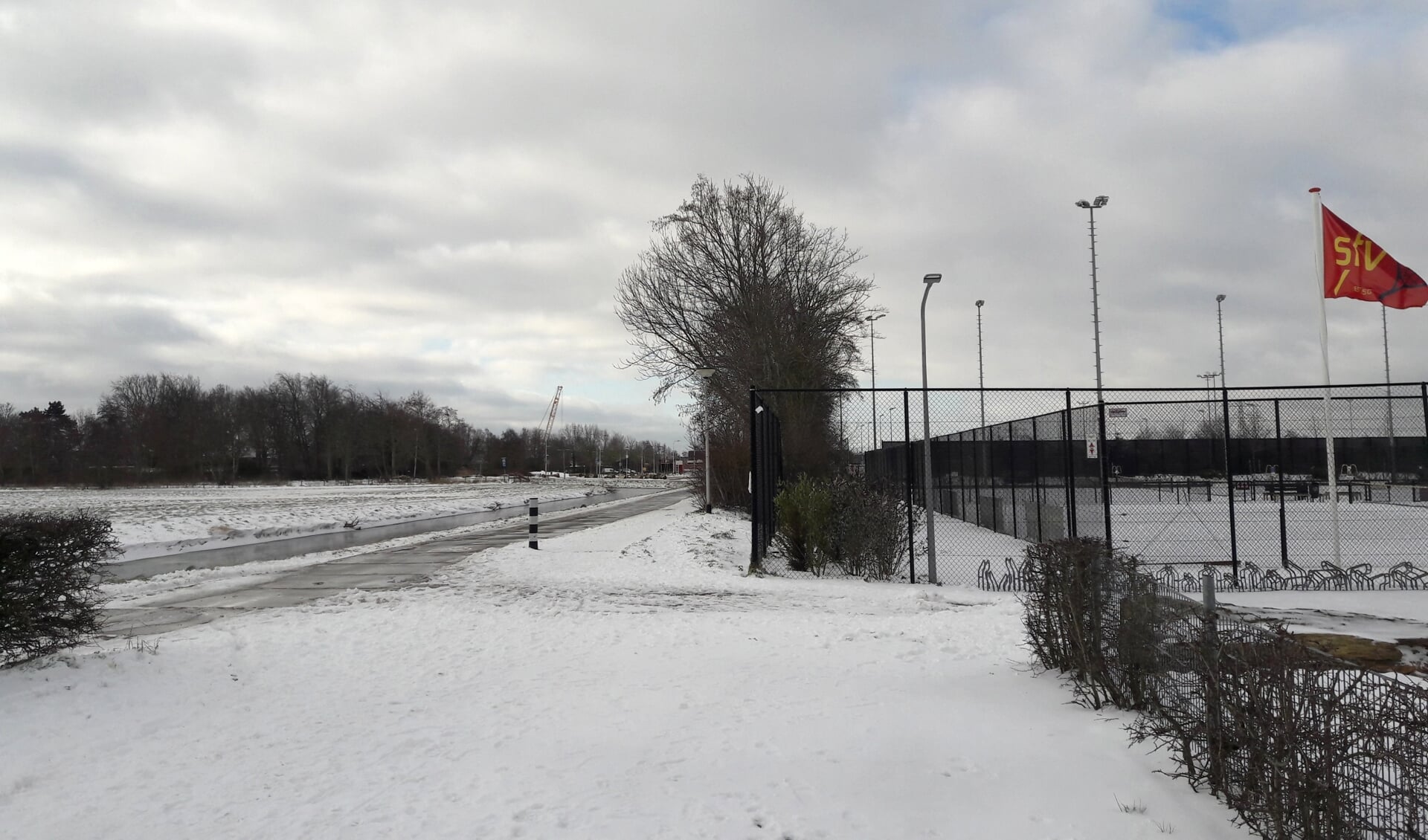 Rechts het tennispark van de STV, de uitbreiding moet aan de linkerkant komen, in het Langeveld.