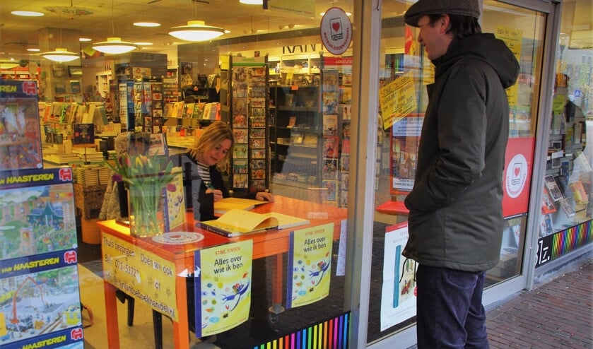 <p>Stine Jensen in de etalage van 'haar' Rijnlandse Boekhandel. | Foto Willemien Timmers</p>