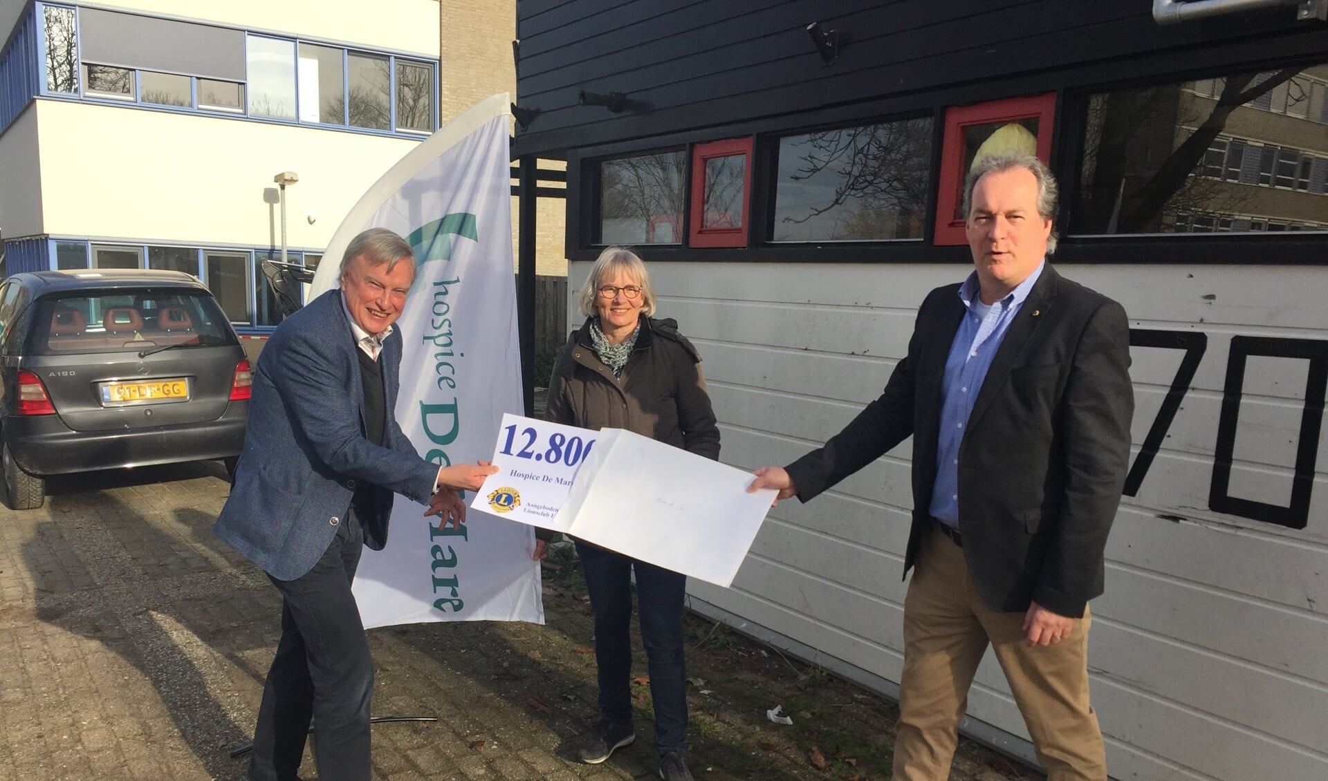 Lions president Erwin van Achthoven (rechts) overhandigt de cheque aan Nelly van der Does en Roeland van Velzen van Hospice de Mare, die zeer verguld waren met deze eerste bijdrage uit de Leiderdorpse gemeenschap voor het hospice.