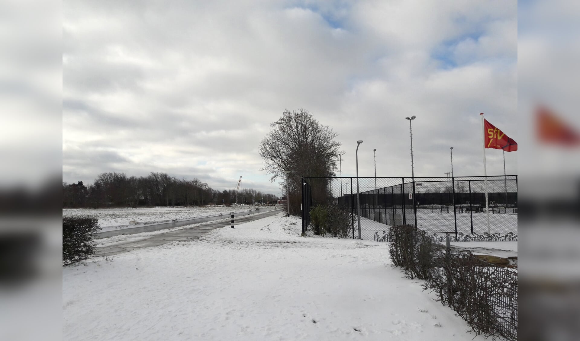 Rechts het tennispark van de STV, de uitbreiding moet aan de linkerkant komen, in het Langeveld.