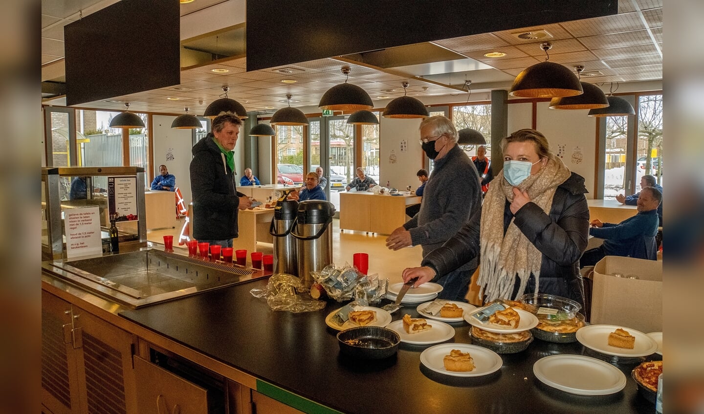 V.l.n.r Jeroen Hendrik, Ed Grootaars en Hester Barendse deelden appeltaart en warme chocolademelk uit aan de medewerkers van de buitendienst van de gemeente Leiderdorp.