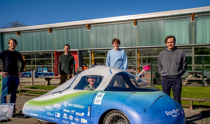 <p>Stan Zaalberg zit klaar voor de proefrit, achter de auto staan zijn teamgenoten v.l.n.r. Reinout Sterk, Adriaan Pardoel, Mats Steerneman en David van Rhede.</p>