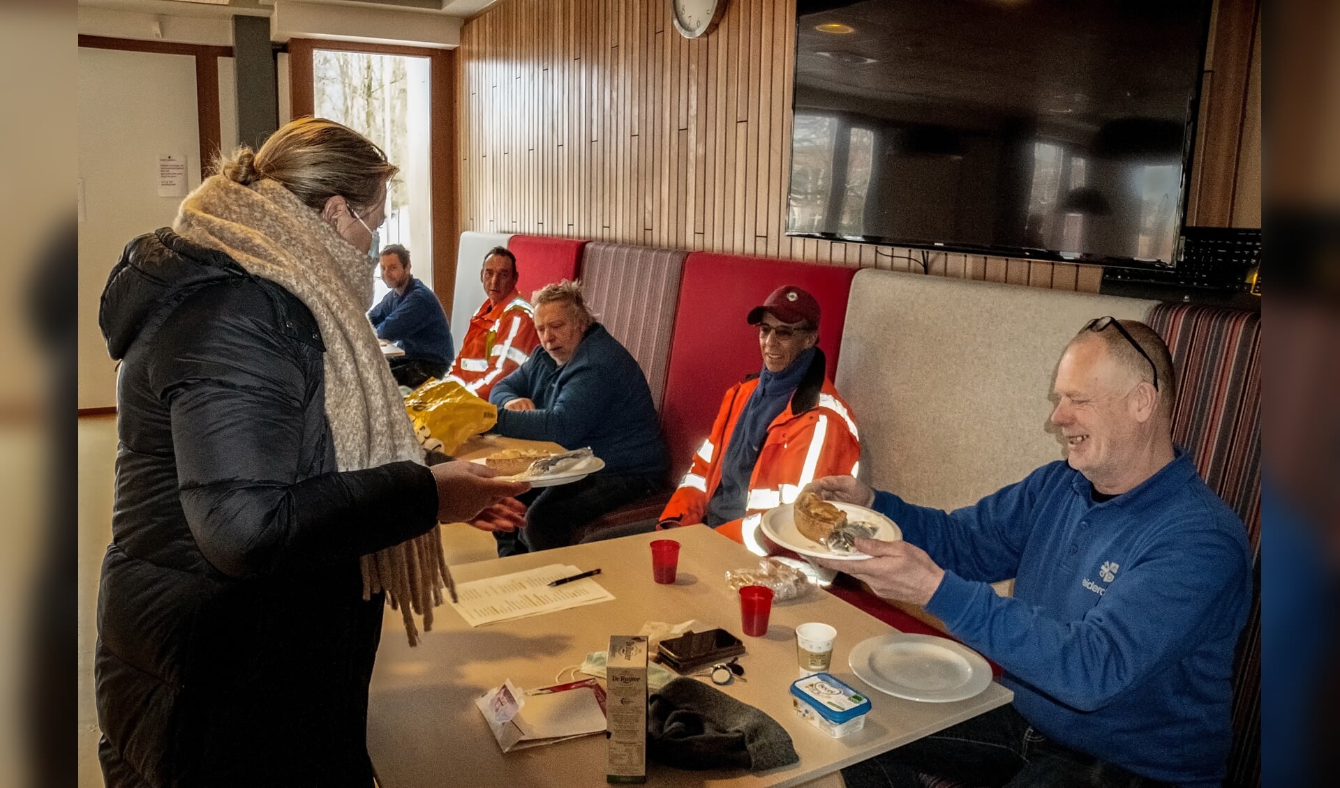 Steunfractielid Hester Barendse van D66 Leiderdorp deelt appeltaart uit aan de medewerkers van de gemeentelijke buitendienst. 