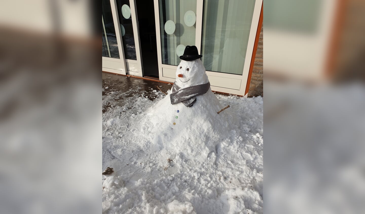 Ramona Versteege:  "Deze sneeuwpop is gemaakt op dinsdag 9 februari door mij, samen met collega's en cliënten van locatie Labyrinth van het Zeehos - Het Raamwerk."