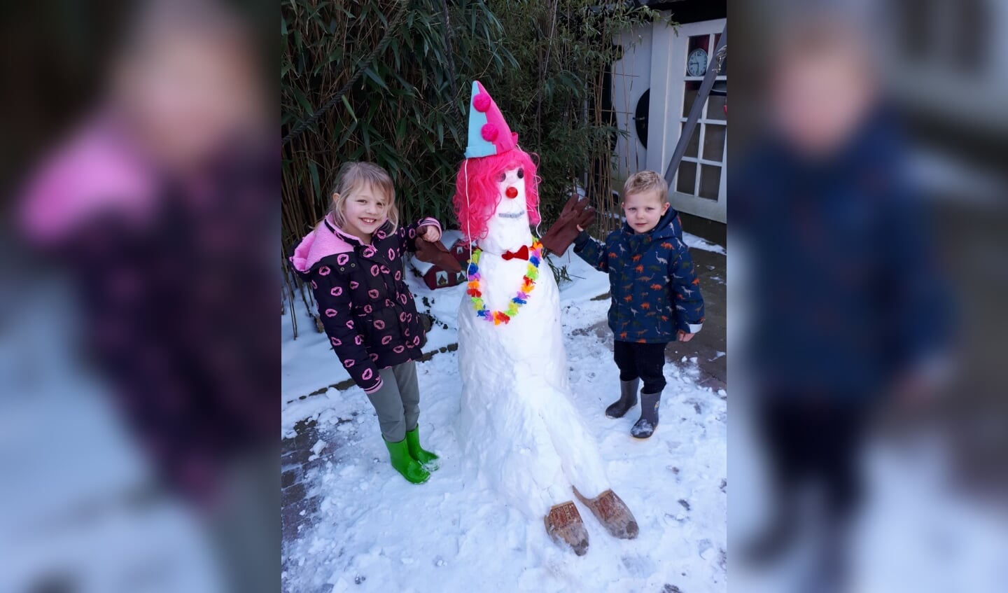 Lynne (7) en Kyan (5) Floor bouwde in de tuin van hun opa en oma een feestelijke sneeuwpop. Op vrijdag 12 februari zo eigenlijk het carnaval van start gaan in Bokkendorp Voorhout, en dus vierde deze sneeuwpop (gebouwd met een klein beetje hulp van opa en oma) ook feest!