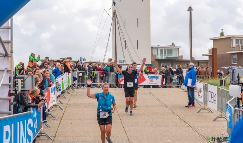 <p>De finish van de Halve van Katwijk in 2019 toen er nog geen sprake was van corona. | Foto: pr</p>