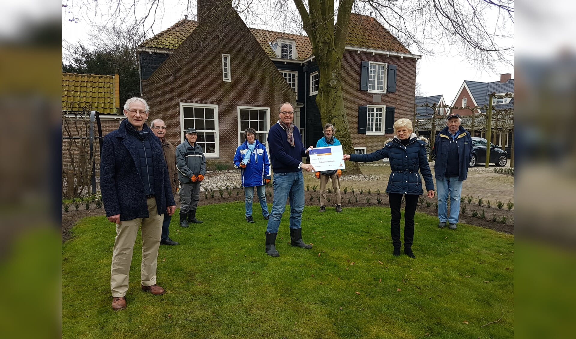 Tiny Oostdam en Wim van Vliet (Rabobank) overhandigen de cheque aan Jan Westerbeek en de vrijwilligers. | Foto: pr.