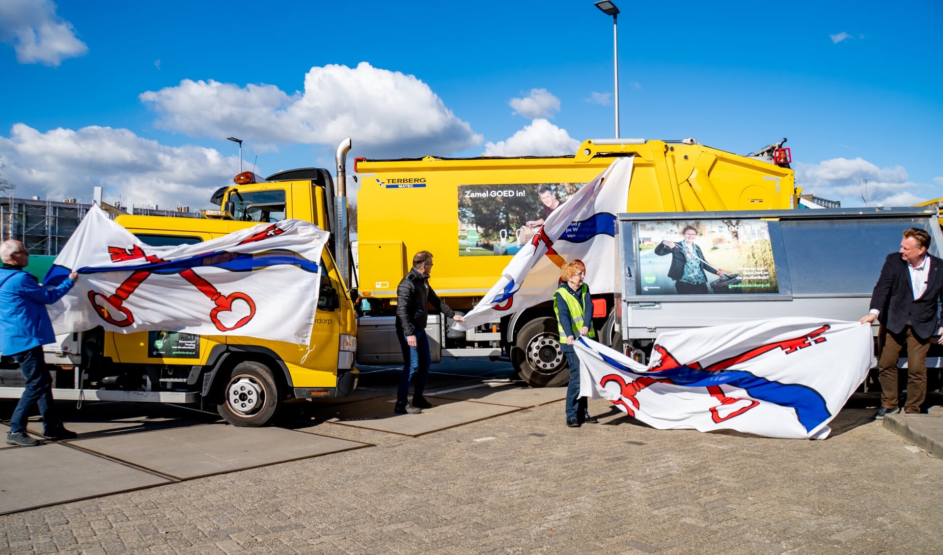 V.l.n.r. Joop van Huut, Jeroen Hendriks en Anneke Stokkel onthullen de posters met hun beeltenis op de wagens van de reinigingsdienst. | Foto: J.P. Kranenburg