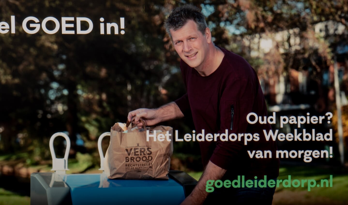 Jeroen Hendriks, fractievoorzitter van D66 in de Leiderdorpse gemeenteraad, roept dorpsgenoten op hun oud papier in de daarvoor bestemde containers te doen.