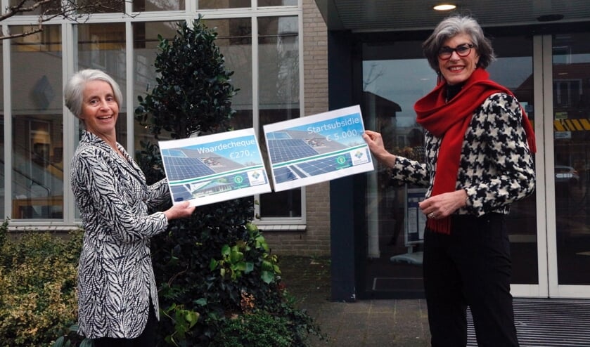 <p>Eveline Botter (links) nam in maart van dit jaar cheques in ontvangst voor Zon op Teylingen, uit handen van wethouder Heleen Hooij (r). | Foto: pr.</p>  