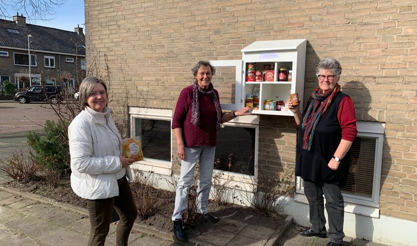 <p>V.l.n.r. Heleen Feenstra, Marijke van Pernis en Ellis Groothoff bij het buurtkastje aan het Burchtpad.</p>