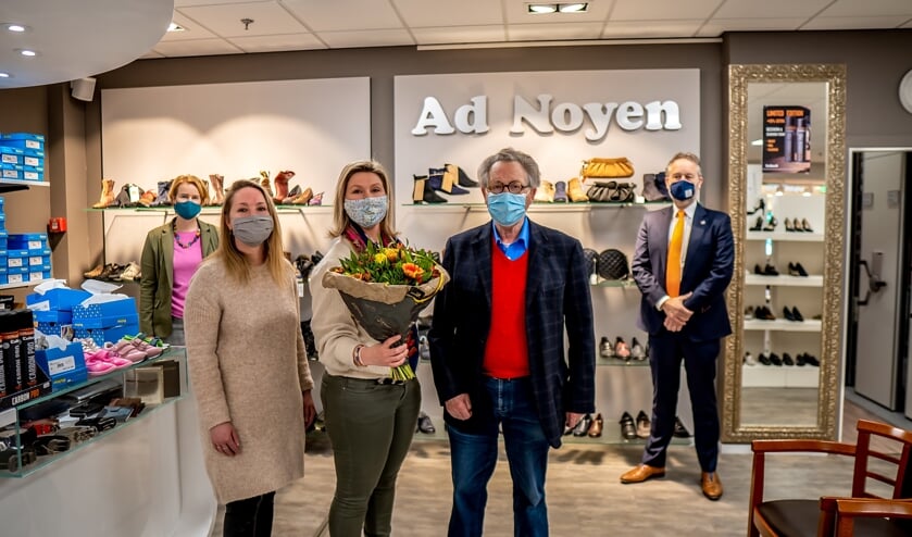 <p>LOV voorzitter Lorien de Roode en wethouder Willem Joosten (op de achtergrond) op bezoek bij schoenwinkel Ad Noyen. </p>
