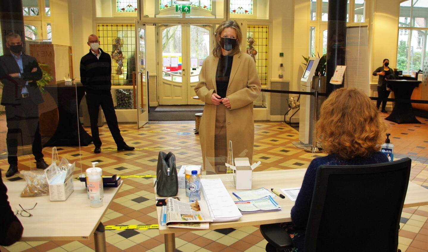 Minister Kajsa Ollongren bezoekt het stembureau in het Oegstgeester raadhuis. 