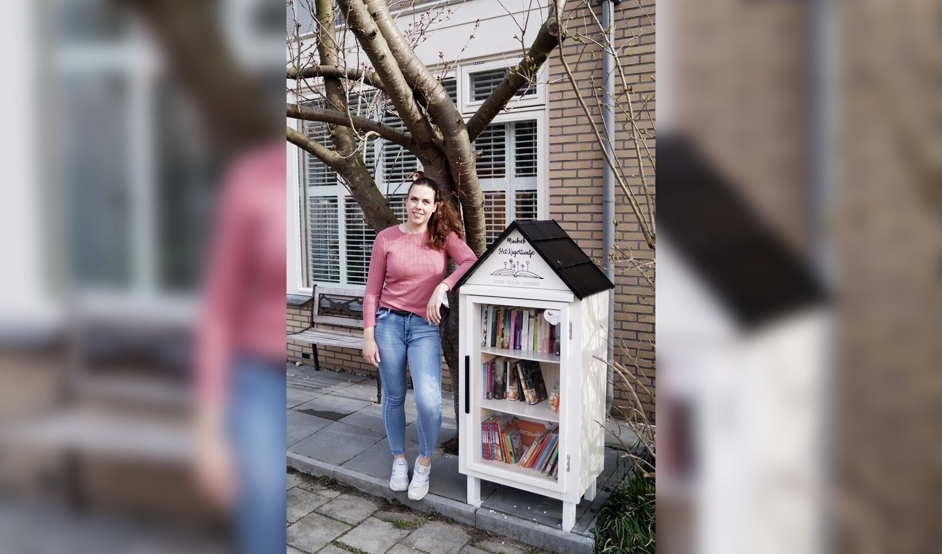 Leonie van Zonneveld bij haar minibieb Het Kagertuintje.| Foto: pr.