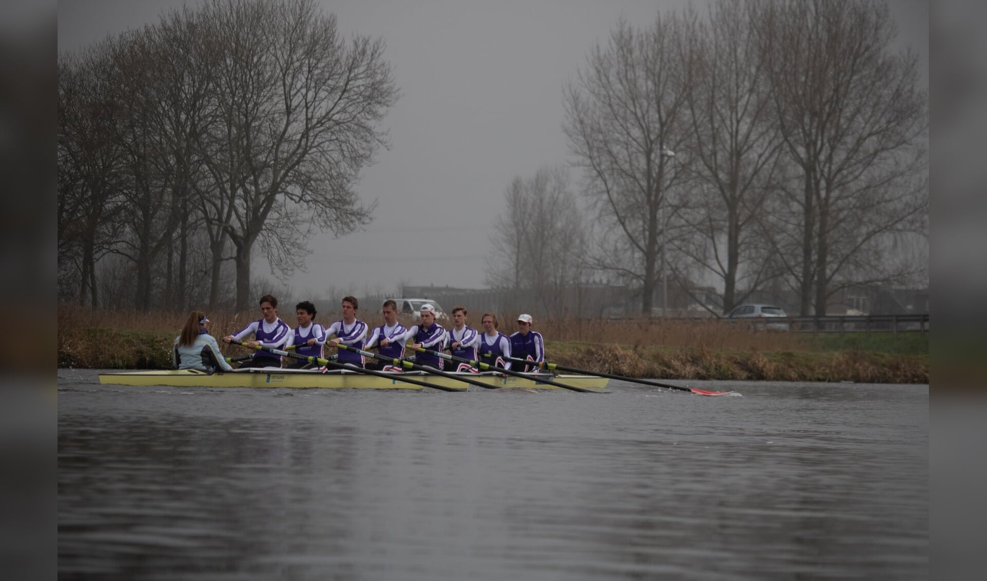 De acht met stuurvrouw op de Dwarswatering.