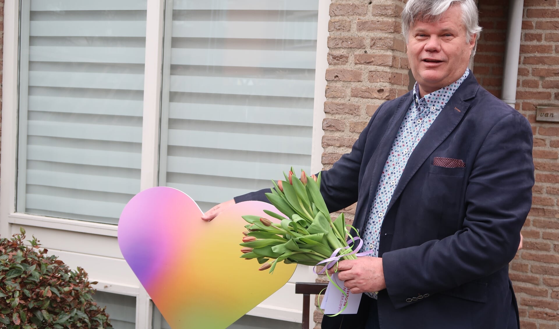 Ook wethouder Kees van der Zwet deelde bij een actie in coronatijd bloemen uit. Deze was geïnitieerd door het Bloemencorso Bollenstreek.