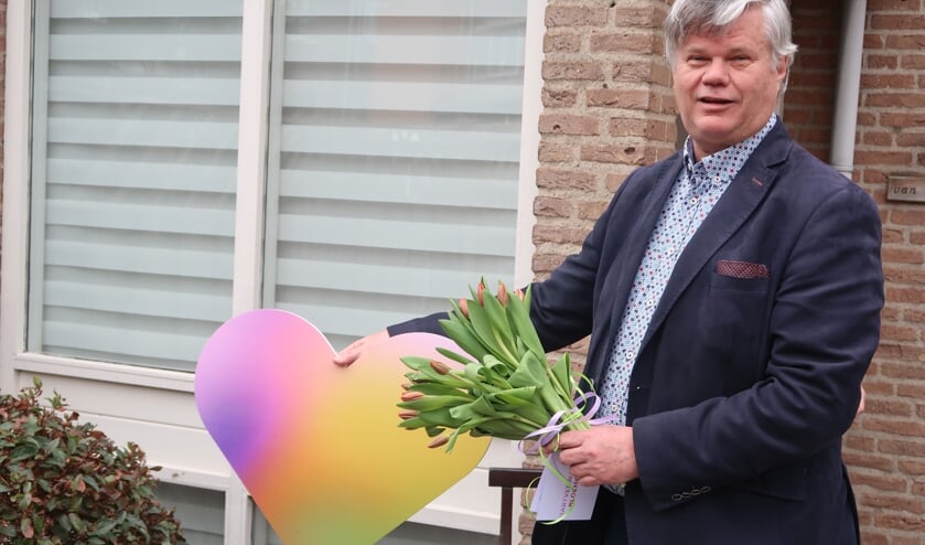 <p>Ook wethouder Kees van der Zwet deelde bij een actie in coronatijd bloemen uit. Deze was geïnitieerd door het Bloemencorso Bollenstreek.</p>