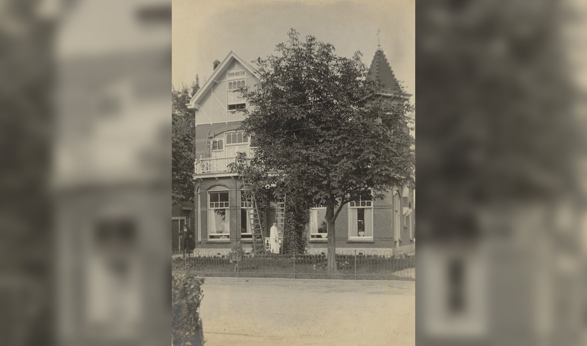 De door J.P. Oudshoorn gebouwde villa Even Buiten. Nu makelaardij op hoek Hoofdstraat/Koetsiersweg.    