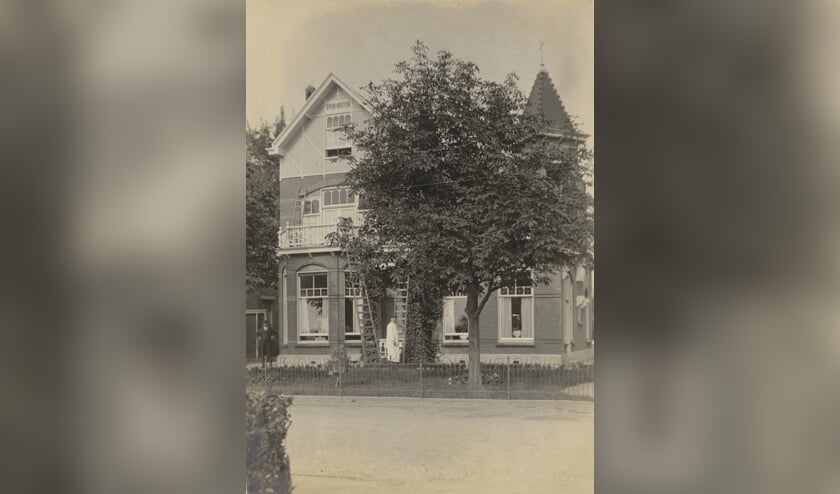 De door J.P. Oudshoorn gebouwde villa Even Buiten. Nu makelaardij op hoek Hoofdstraat/Koetsiersweg.      