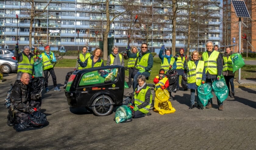<p>De Straatjutters samen met een aantal 'losse' vrijwilligers tijdens de Opschoondag in maart dit jaar.</p>