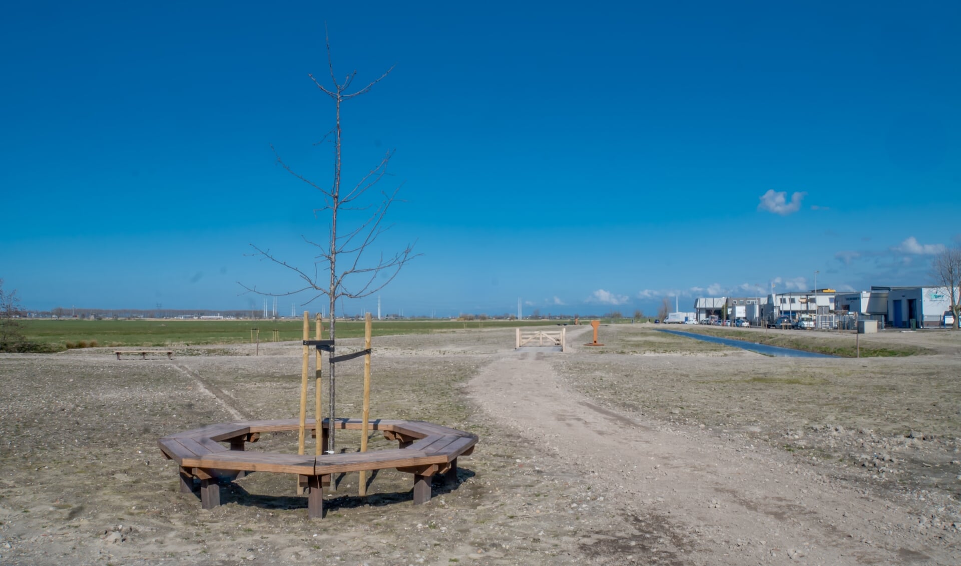 Het nog kale 'Park Agthoven' in de Achthovenerpolder, met rechts industrieterrein De Lage Zijde. | Foto: J.P.K. 