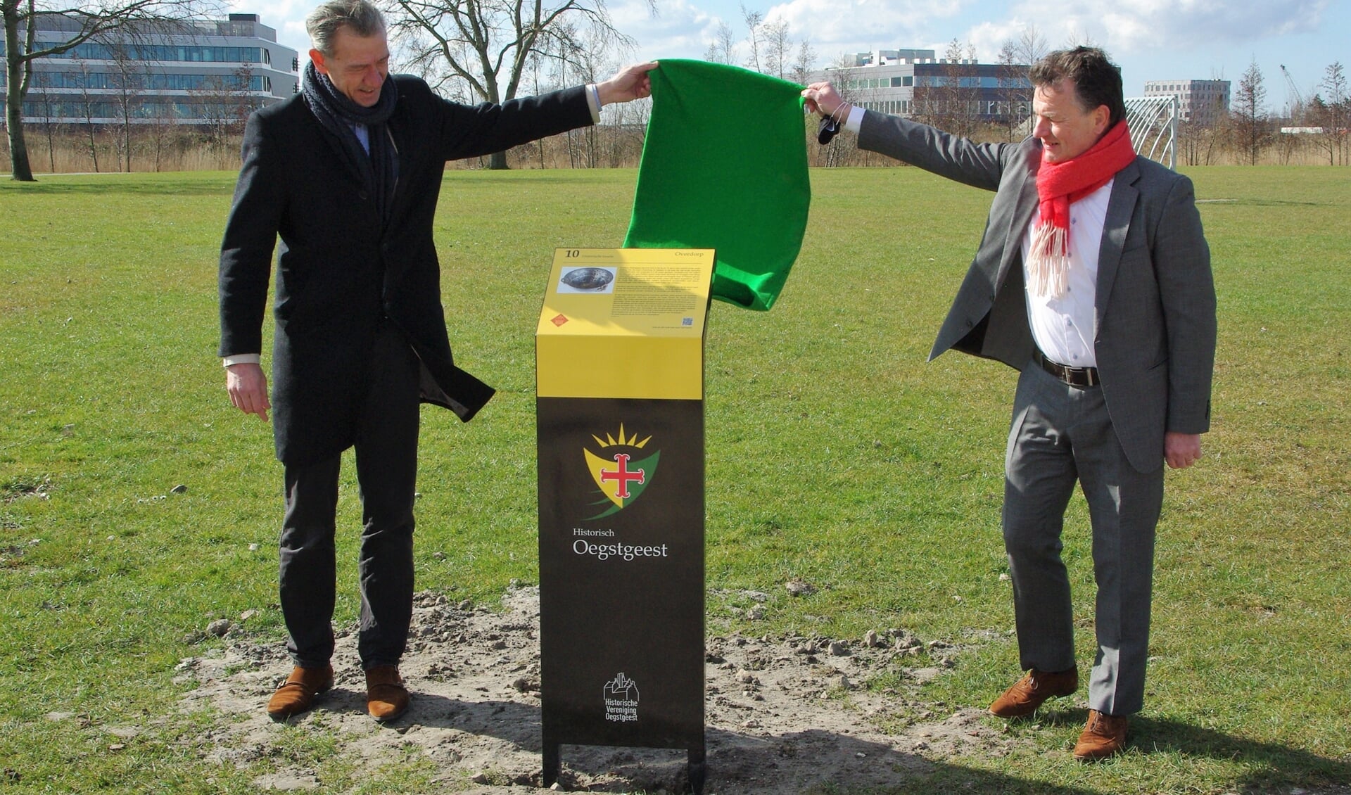 Wethouder Matthijs Huizing en voorzitter Rob Sturm onthullen de informatiezuil in park Landskroon. | 