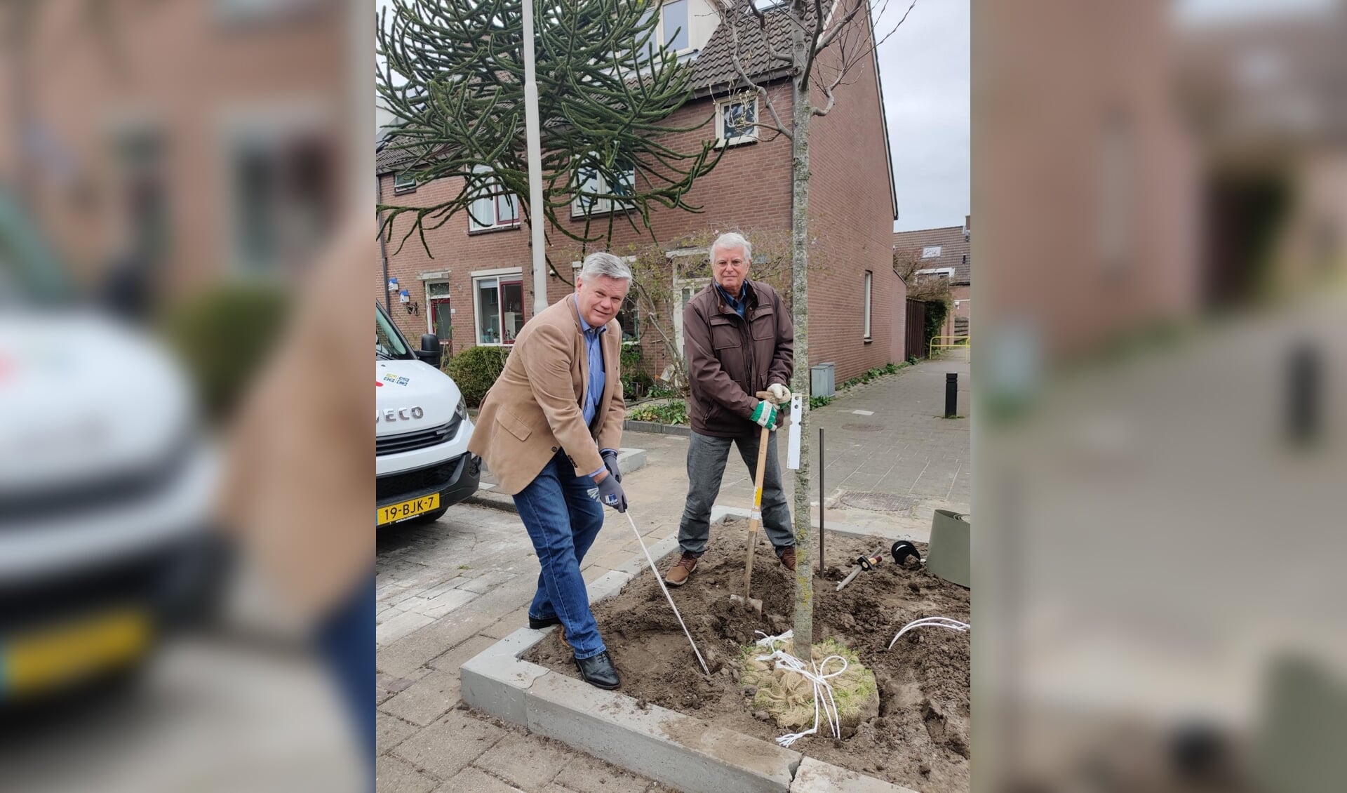 Wethouder Kees van der Zwet en bewoner de heer van Dijk planten een boom in de Voerman.