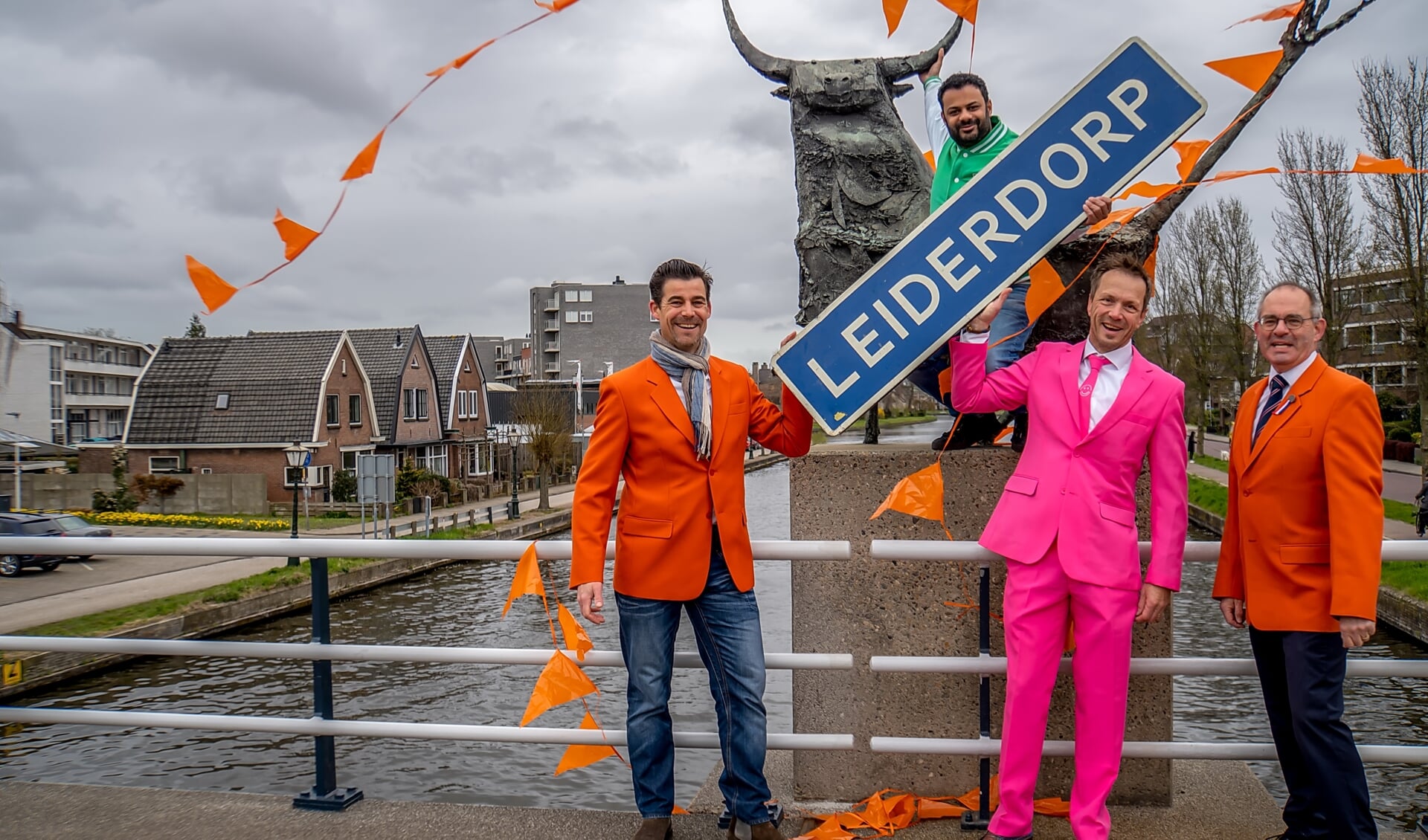 V.l.n.r. Didos van Dam, Rudo Slappendel, Jan Suijkerbuijk en Hans Kruidenberg gaan ervoor zorgen dat Koningsdag 2021 in Leiderdorp ondanks corona toch een feest wordt.