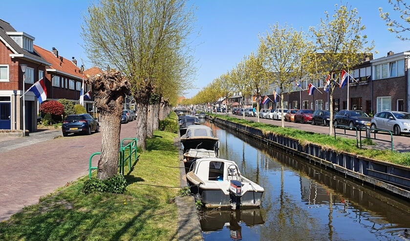 <p>De Postwijkkade (links) en de Zandslootkade gezien vanaf de Oude Post brug aan de Hoofdstraat.</p>