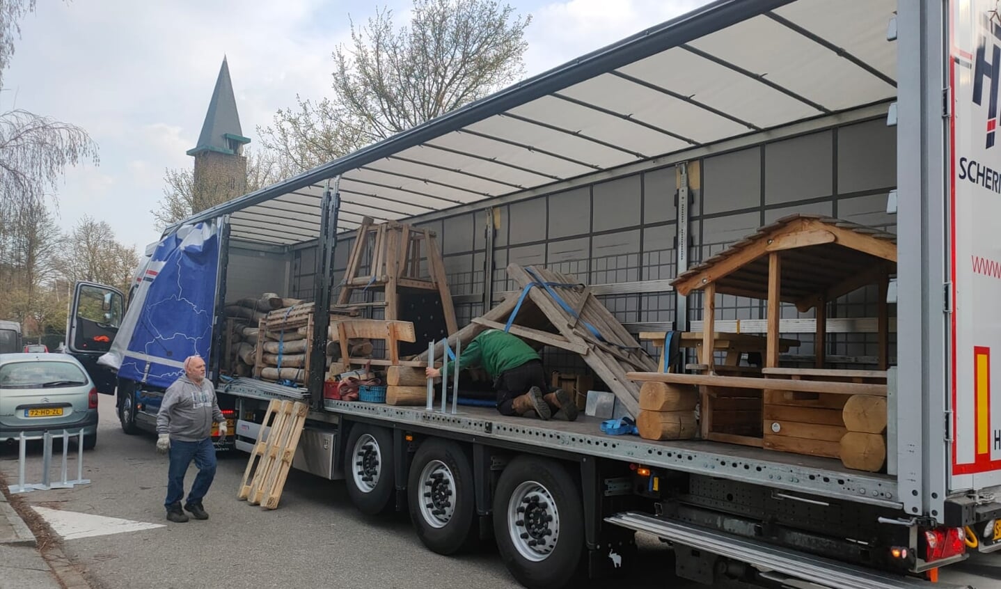 Maandag werden al diverse materialen geleverd voor de aanleg van de speel- en ontmoetingsplek bij Berkhout.