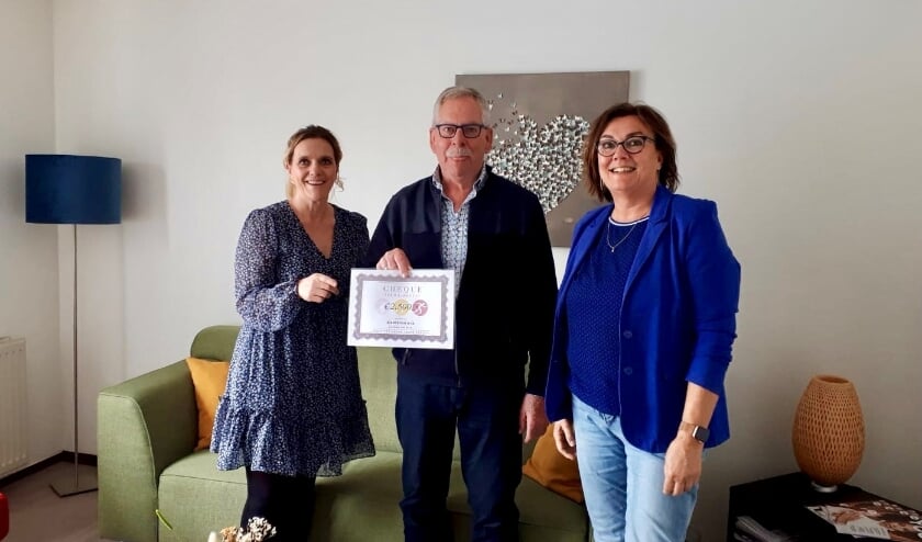 <p>Corina van Diest (Lopen Tegen Kanker) reikt een cheque uit aan Evert Franse en Ritha Bakker (Inloophuis Samenhuis). | Foto: pr.</p>