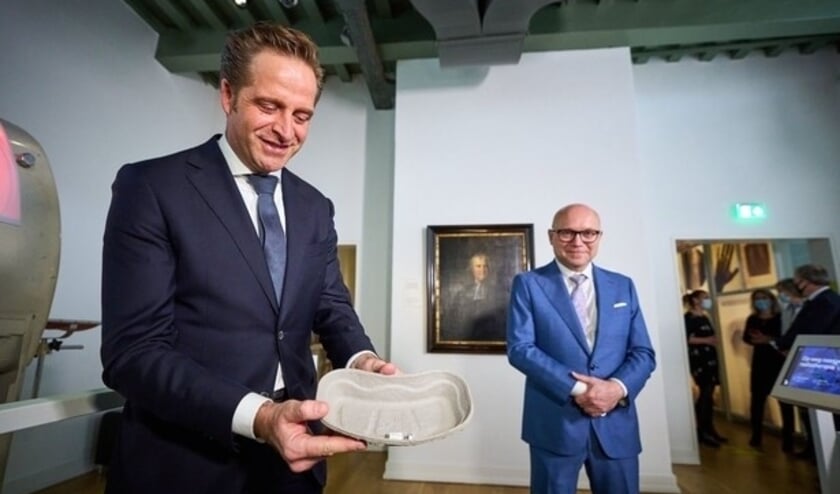 <p>Het eerste Janssen vaccin is gezet. Hugo de Jonge samen Amito Haarhuis. </p>