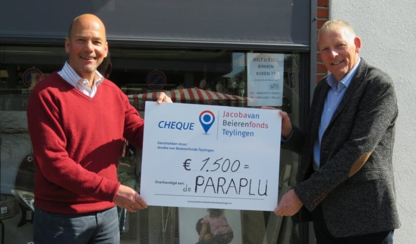 <p>Marcel van den Broek (Jacoba van Beierenfonds) overhandigt een cheque Piet Overduin (voorzitter van de Paraplu). | Foto: pr. </p>