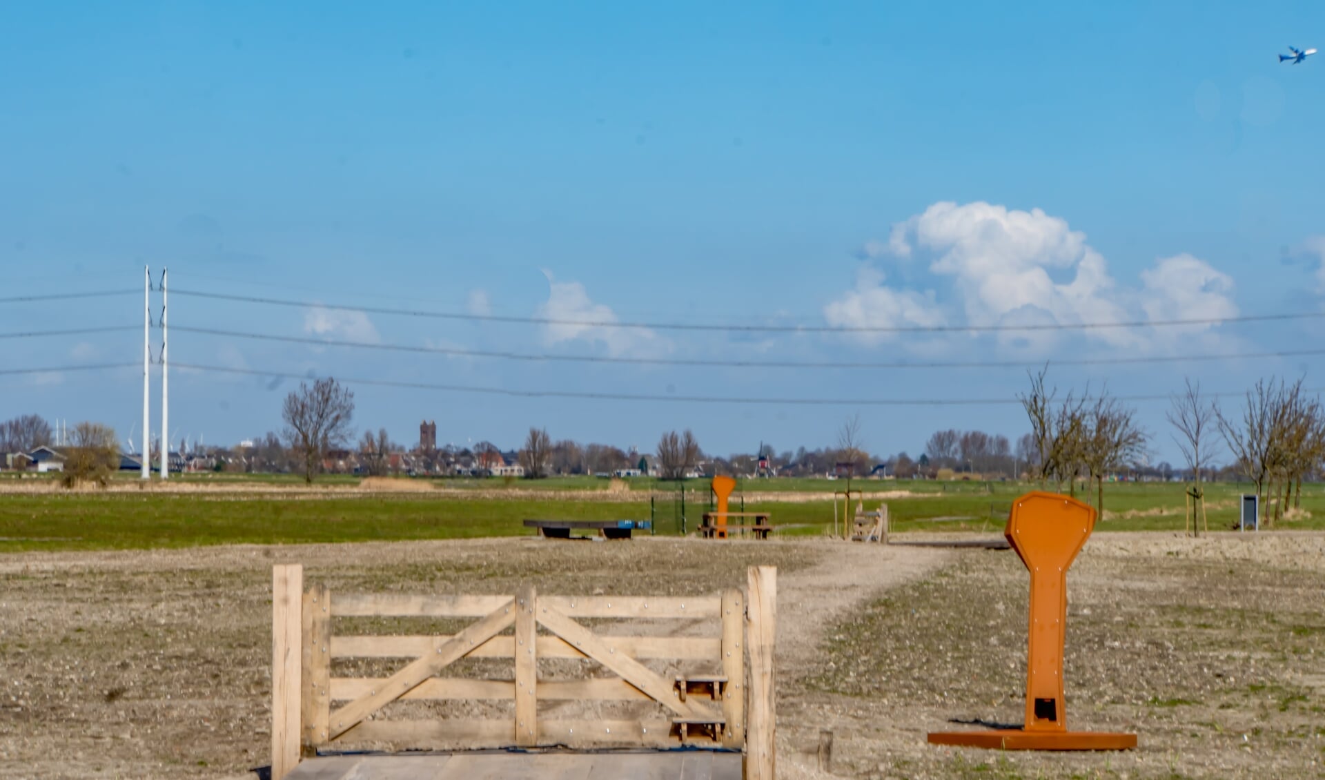 Park Agthoven. Op de metalen 'wilgen' moet nog informatie over het park komen te staan.