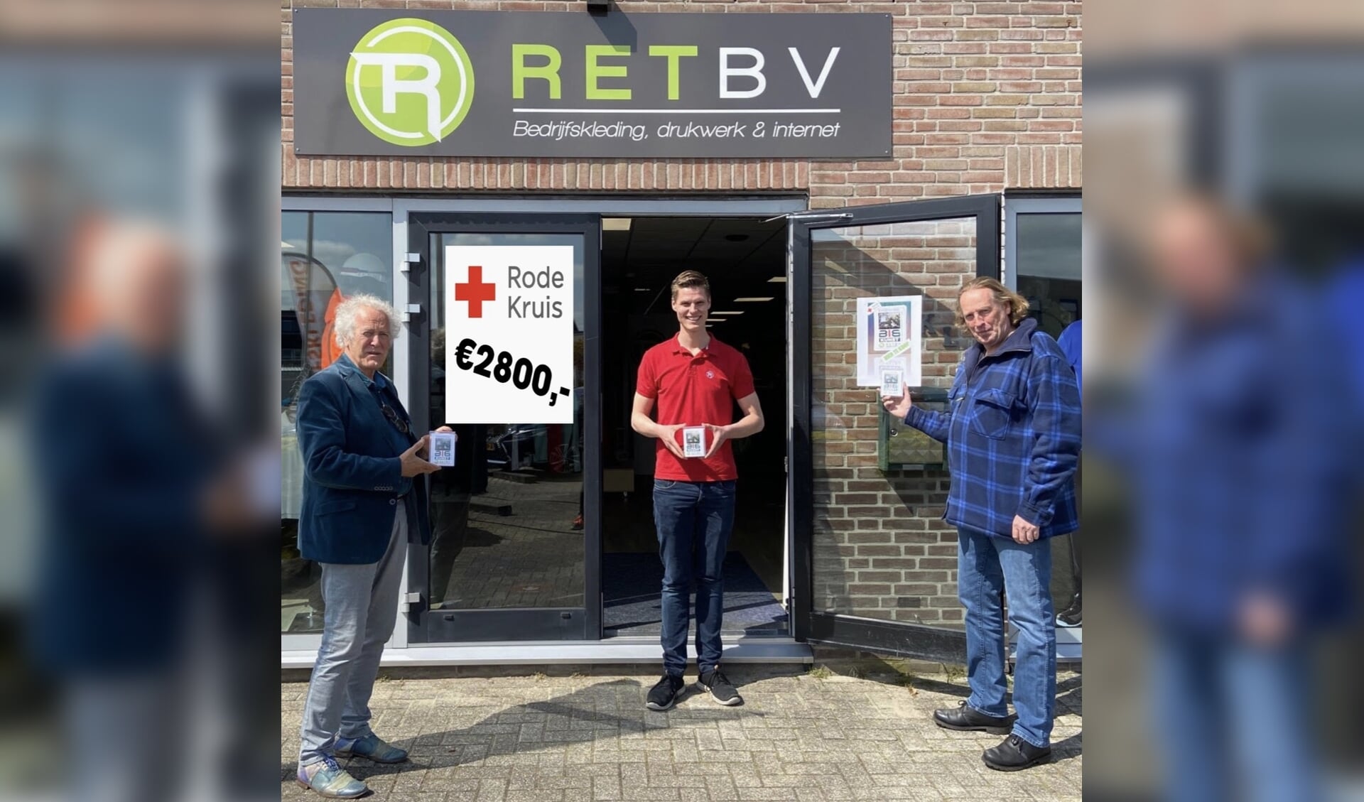 Daan Verbruggen van Retreclame, Vincent de Kievit en Peter Topper, penningmeester van kunstenaarsvereniging Bollenstreek in Beeld (BiBkunst) die het eindbedrag tonen van € 2800, geschonken aan het Rode Kruis.