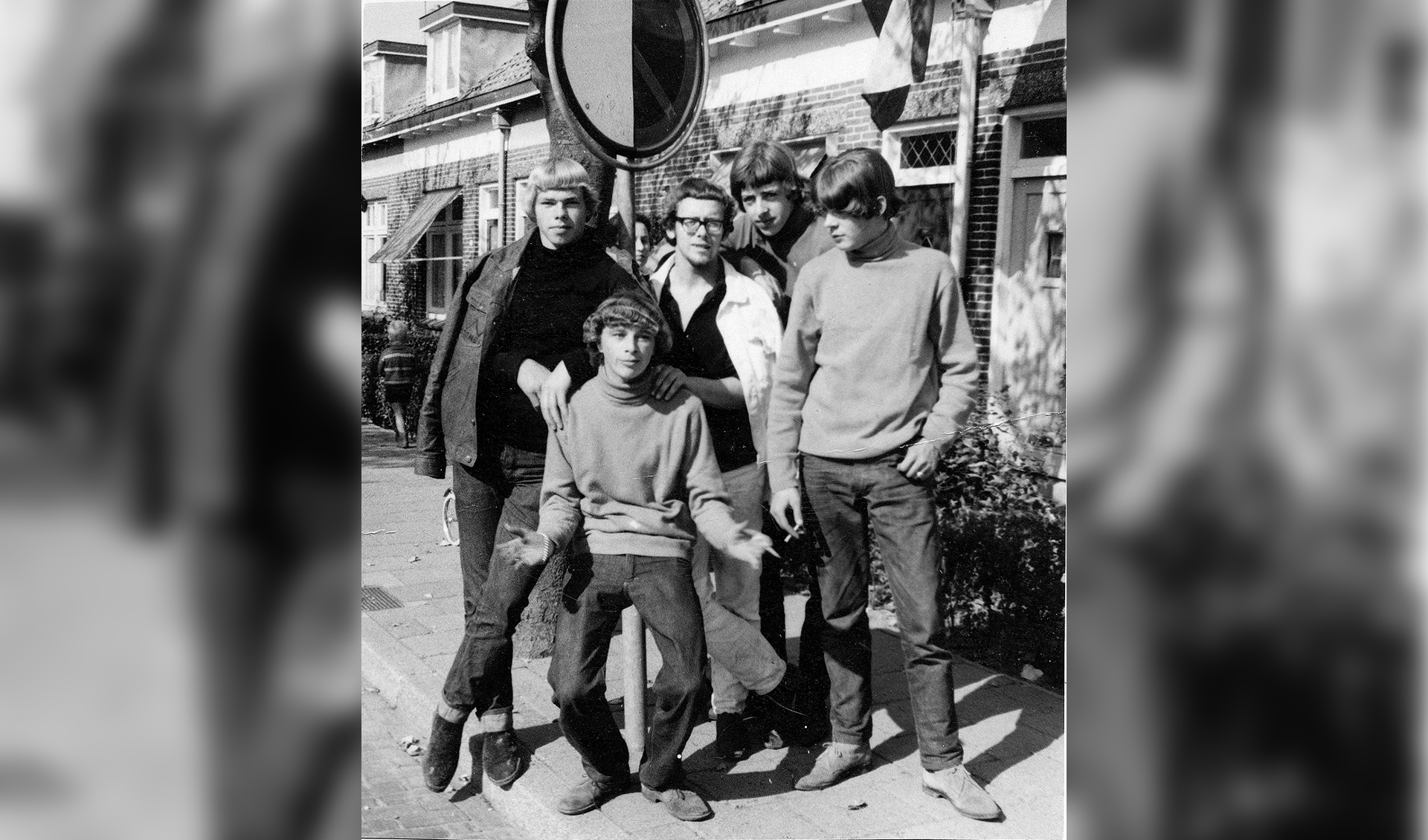 Omstreeks 1966 in de Willem Botsstraat in Voorhout: (v.l.n.r.): Cock Slobbe, Nico Bakker, Peet van der Werf, Tinus Zuidhoek, Gerard Meijer. | Foto: pr.