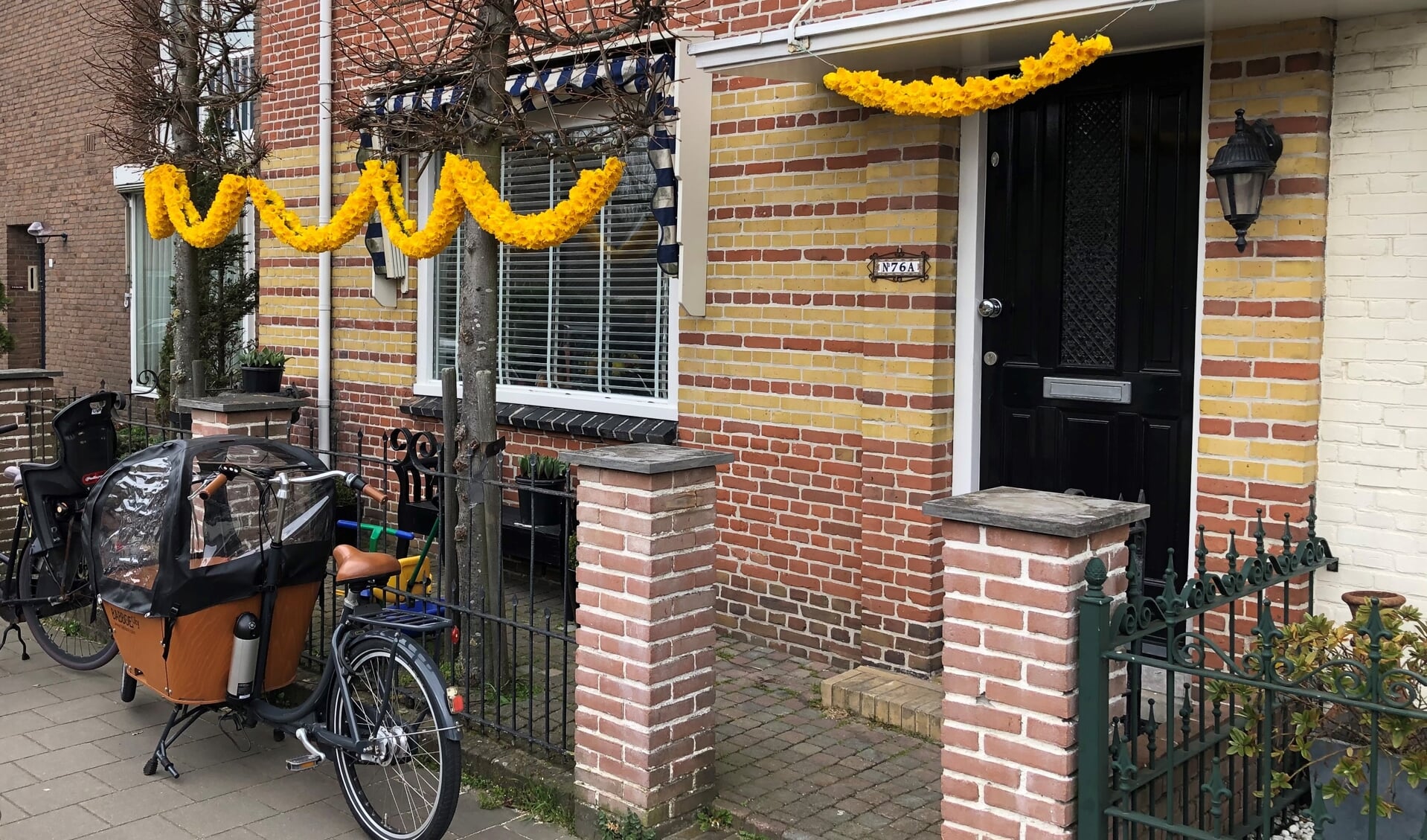 De geelgekleurde bloemenslingers hangen er mooi bij. | Foto: met dank aan Dick van Egmond.