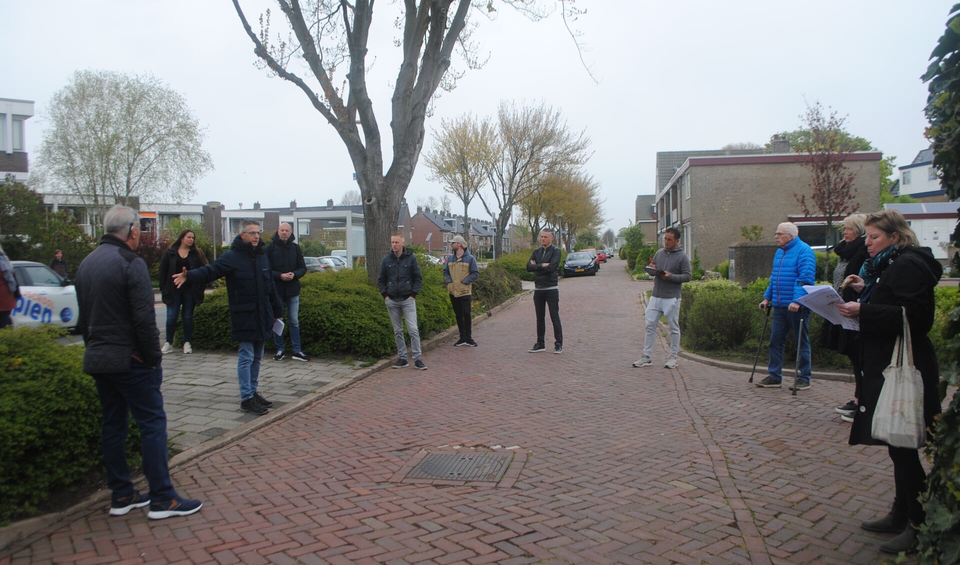Bewoners wijzen op de Mauritssingel (ventweg) aan wat hun bezwaren zijn. De projectmedewerkers maken een notitie. Links (aan de overkant) appartementencomplex Mauritsstaete.