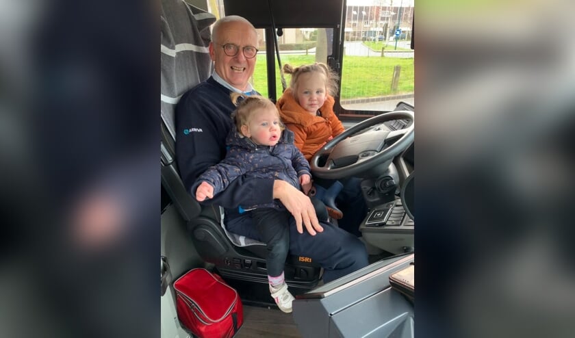<p>Aad van Moorsel met zijn kleinkinderen.</p>