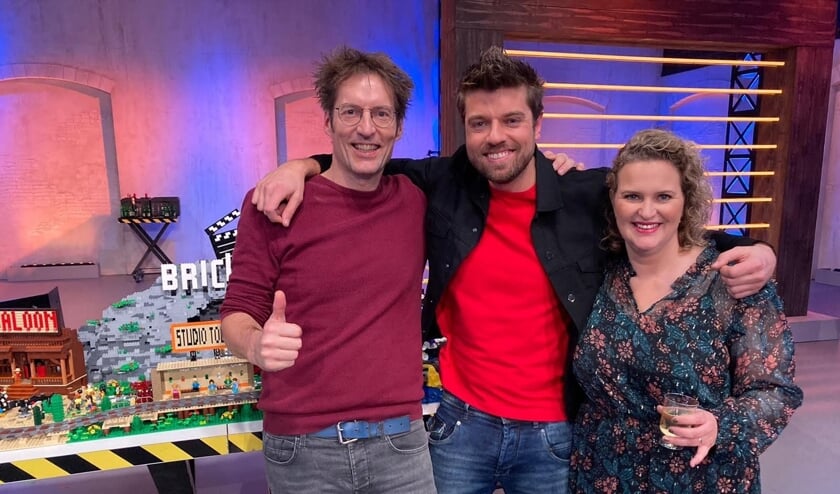 <p>Marcel de Jong en Bibi Werter samen met 'Brickmaster' Jonathan Bennink (m). | Foto's: pr.</p>