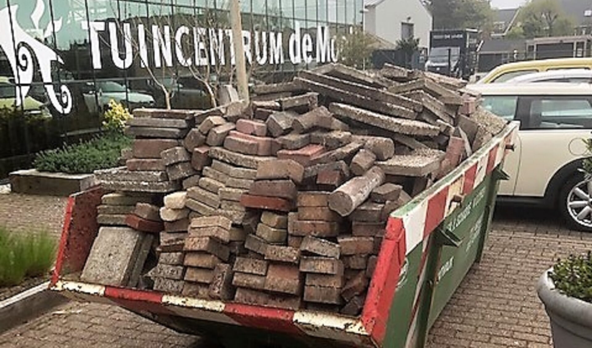 De actie ‘steen er uit, plant er in’ leverde bij tuincentrum De Mooij in Rijnsburg een volle bak met stenen op. | Foto: pr