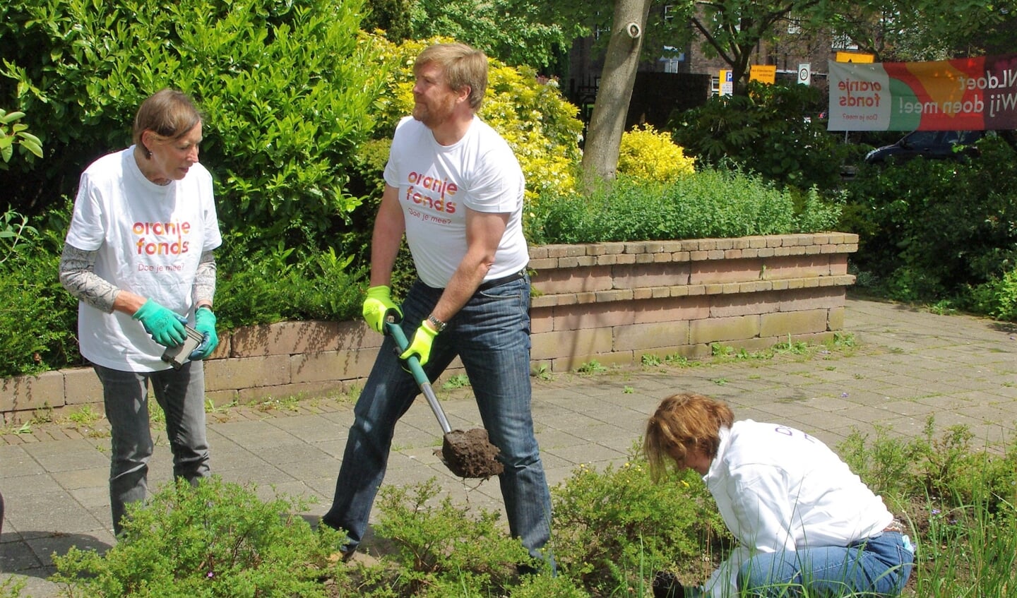 Koning Willem-Alexander hielp mee om te tuin op te ruimen en te verfraaien. | 