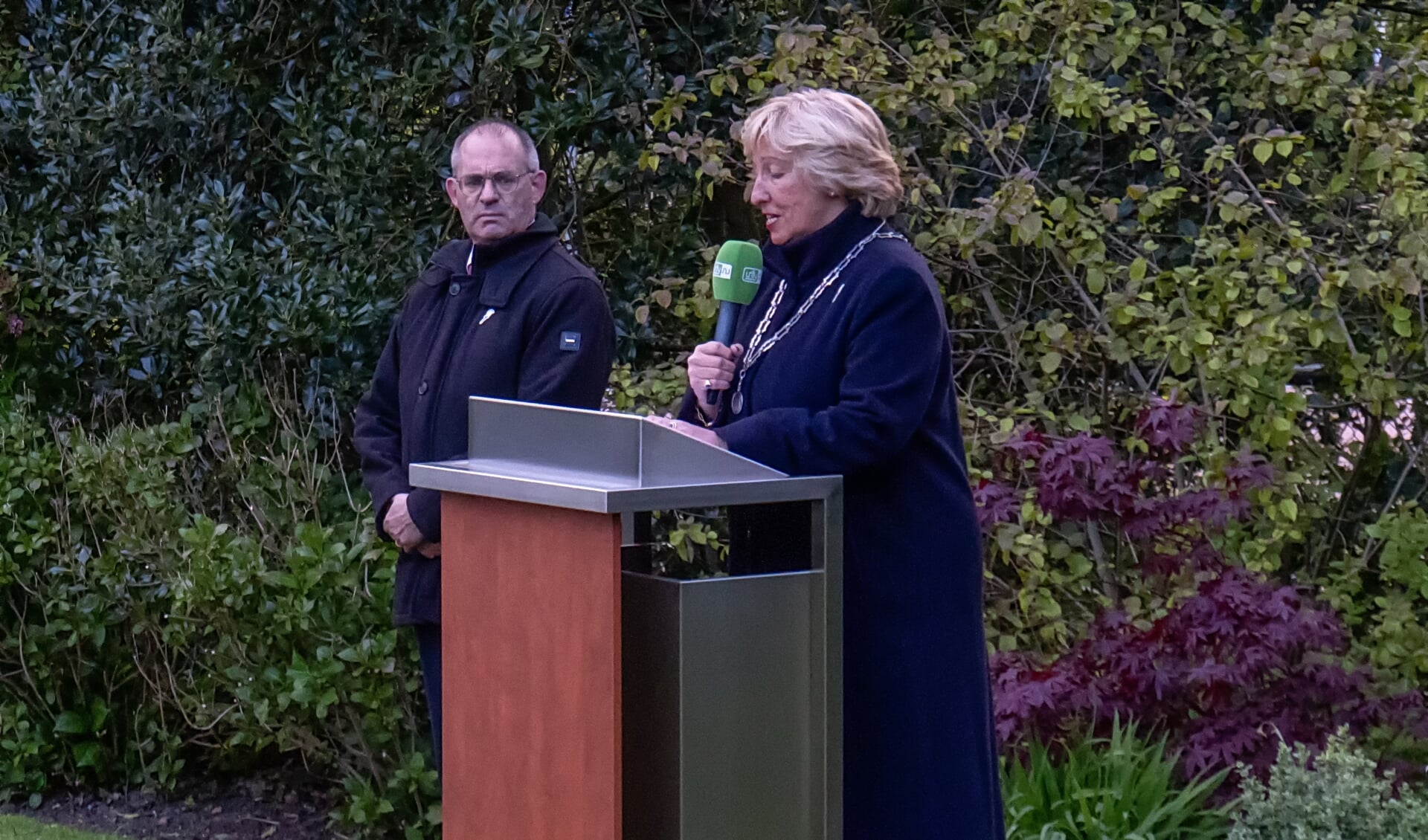 Burgemeester Laila Driessen tijdens haar speech, met naast haar voorzitter Hans Kruidenberg van de Oranjevereniging Leiderdorp. 