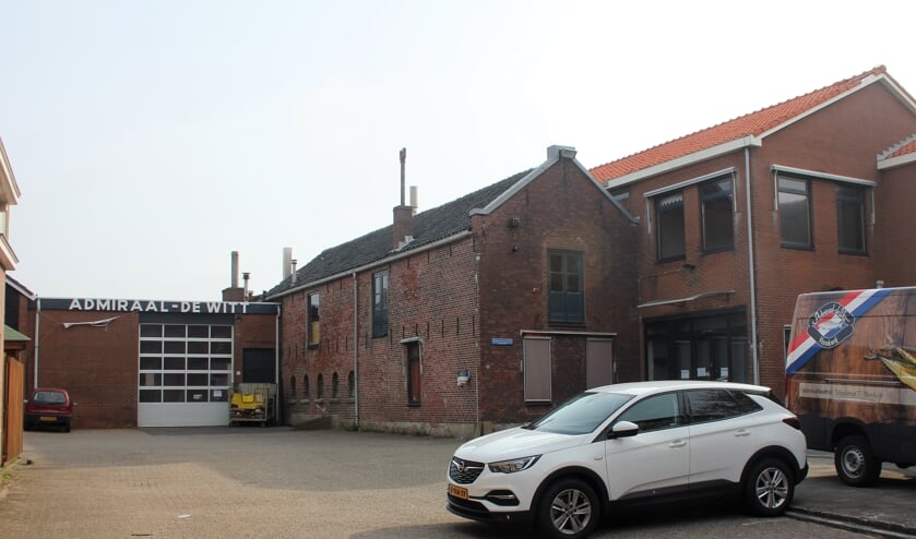 <p>De visrokerij en -winkel van Admiraal-De Witt was 130 jaar een begrip aan Zee. | Foto: Willem Siemerink.</p>