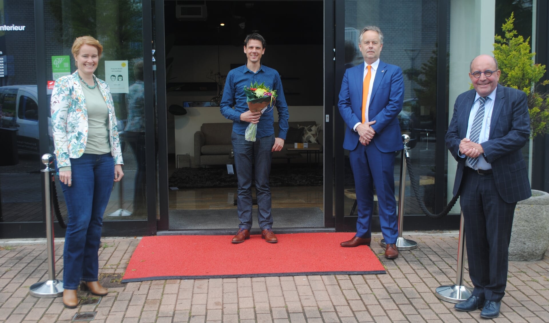 V.l.n.r. Lorien de Roode (voorzitter LOV), Michel Houweling, wethouder Willem Joosten en Bart Keijzer (winkelmanager WOOON Leiderdorp) bij de entree van Houweling Interieur. 