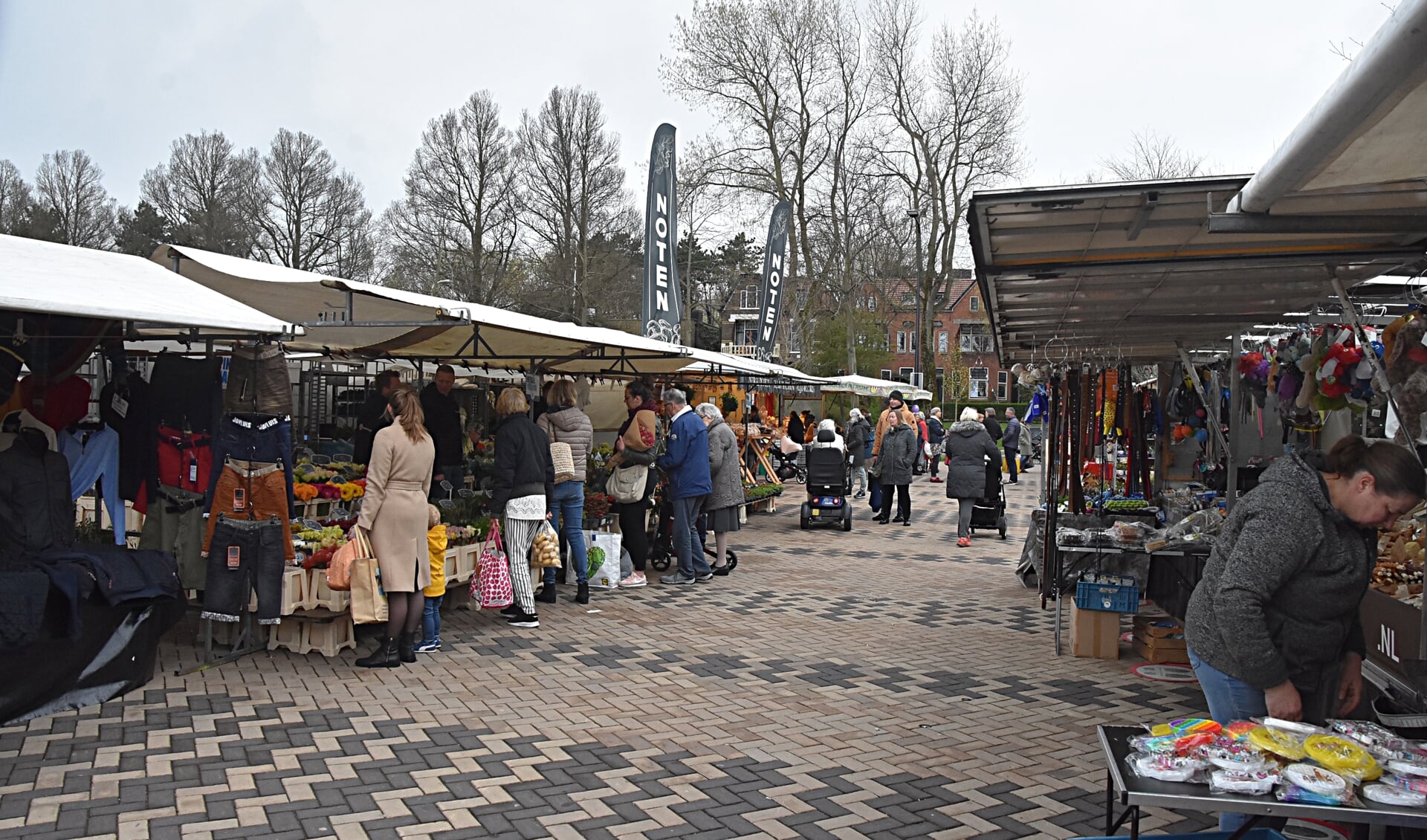 Na ruim vier maanden is het vertrouwde beeld weer terug op het Marktplein. | Foto: Piet van Kampen
