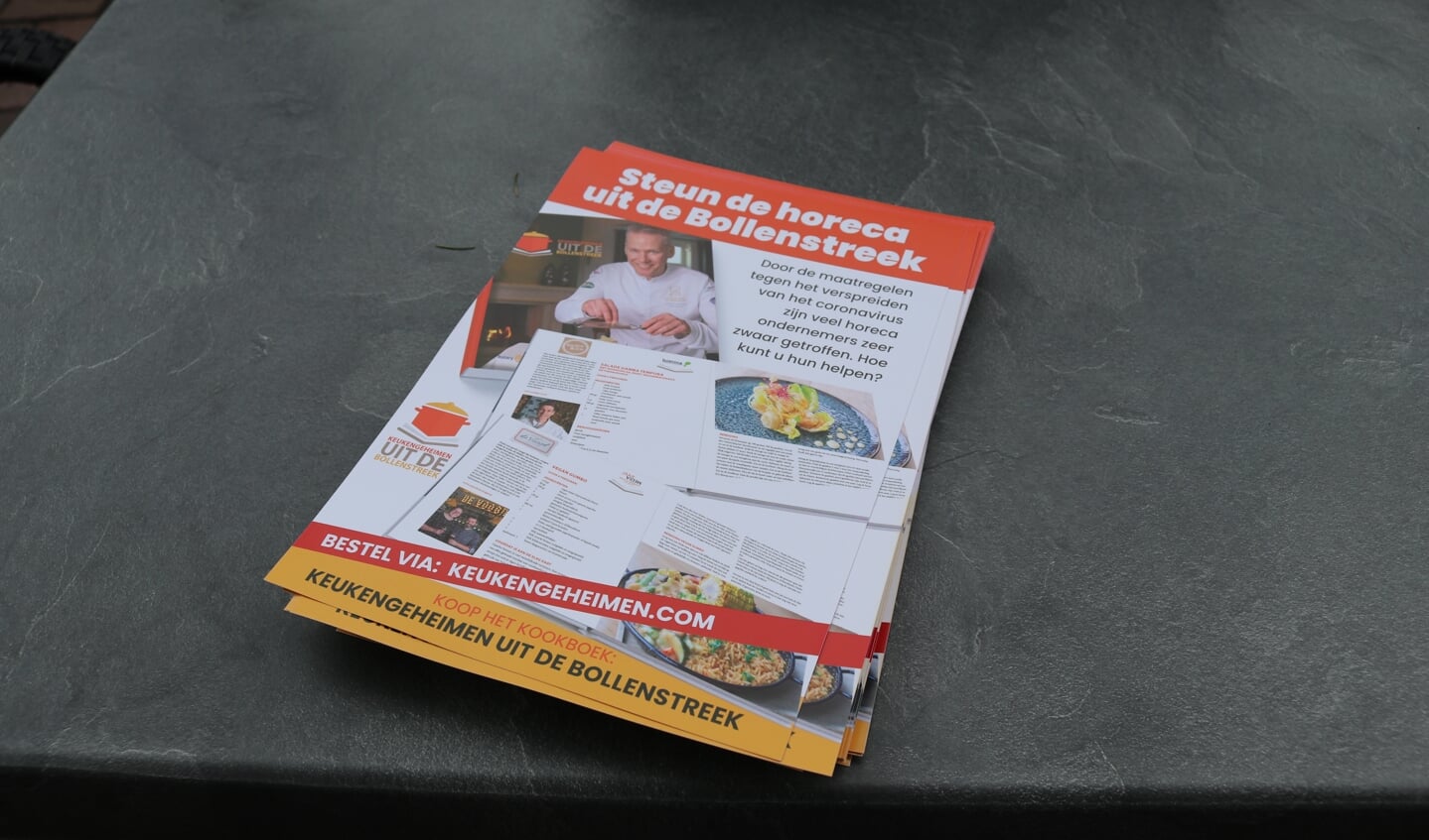 Met leaflets wordt ook aandacht voor het kookboek gevraagd.