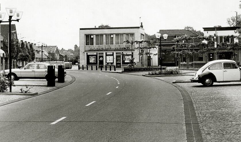 <p>Dorpsplein Sassenheim, vanuit Hortuslaan, links Kerklaan, rond 1980. | Foto: pr.</p>  