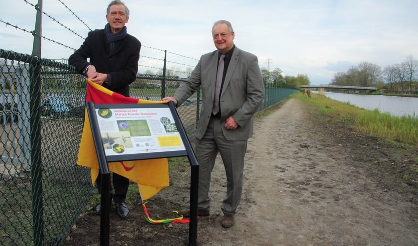 <p>Irwin Toonder onthult samen met de wethouder het informatiebord van het wandelpad. |</p>